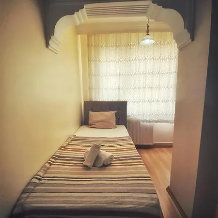 מלון Ulubat Castle 4*